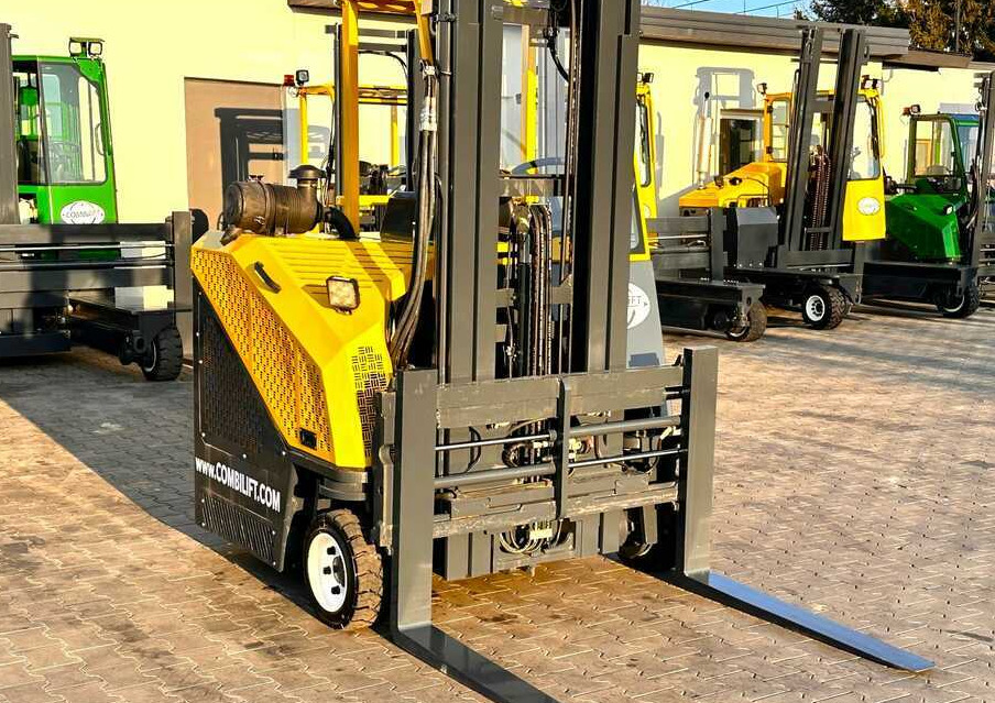 Combilift C3000CB / LPG / TRIPLEX - 4900MM / LPG / FREE LIFT / POSITIONER / FORK SIDE SHIFT / ONLY 7454 MTH / LIKE NEW - Чотириходовий річ-трак: фото 4 Combilift C3000CB / LPG / TRIPLEX - 4900MM / LPG / FREE LIFT / POSITIONER / FORK SIDE SHIFT / ONLY 7454 MTH / LIKE NEW - Чотириходовий річ-трак: фото 4