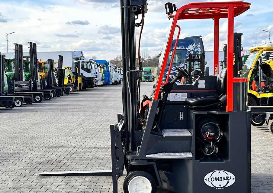 Combilift C3000CB / LPG / TRIPLEX / 5500MM / FREE LIFT / SIDE SHIFT + FORK POSITIONER / LIKE NEW - Чотириходовий річ-трак: фото 2 Combilift C3000CB / LPG / TRIPLEX / 5500MM / FREE LIFT / SIDE SHIFT + FORK POSITIONER / LIKE NEW - Чотириходовий річ-трак: фото 2