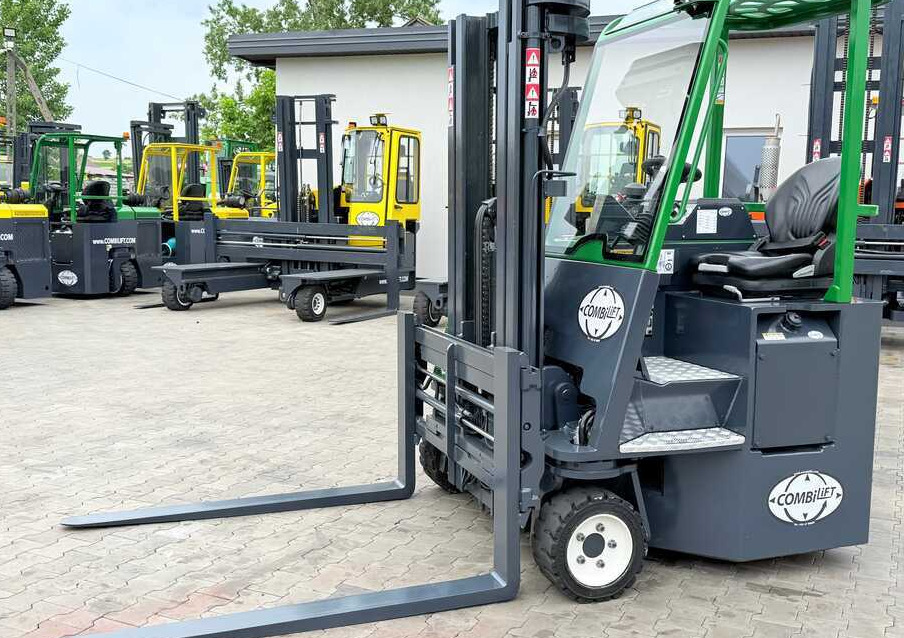 Combilift CB3000 / DIESEL / TRIPLEX 4900MM / FREE LIFT / SIDESHIFT / FORK POSITIONER / 1500MM FORKS / LIKE NEW - Чотириходовий річ-трак: фото 1 Combilift CB3000 / DIESEL / TRIPLEX 4900MM / FREE LIFT / SIDESHIFT / FORK POSITIONER / 1500MM FORKS / LIKE NEW - Чотириходовий річ-трак: фото 1