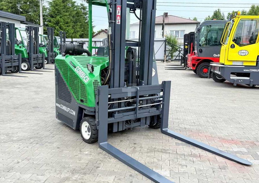 Combilift CB3000 / DIESEL / TRIPLEX 4900MM / FREE LIFT / SIDESHIFT / FORK POSITIONER / 1500MM FORKS / LIKE NEW - Чотириходовий річ-трак: фото 4 Combilift CB3000 / DIESEL / TRIPLEX 4900MM / FREE LIFT / SIDESHIFT / FORK POSITIONER / 1500MM FORKS / LIKE NEW - Чотириходовий річ-трак: фото 4