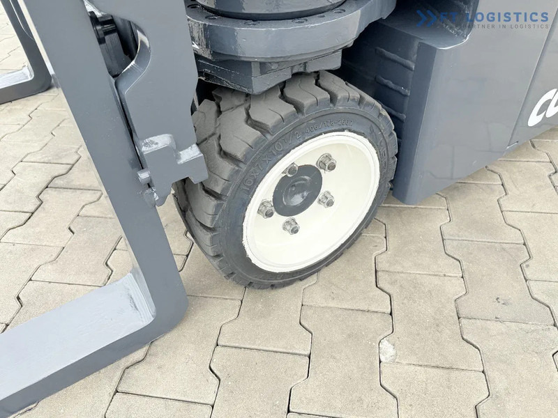 Combilift Combilift CBE2500 / TRIPLEX / 5500MM / FREE LIFT / ELECTRIC DRIVE / ONLY 2300 MTH / FORK POSITIONER / SIDE SHIFT / NEW TYRES / L - Чотириходовий річ-трак: фото 4 Combilift Combilift CBE2500 / TRIPLEX / 5500MM / FREE LIFT / ELECTRIC DRIVE / ONLY 2300 MTH / FORK POSITIONER / SIDE SHIFT / NEW TYRES / L - Чотириходовий річ-трак: фото 4