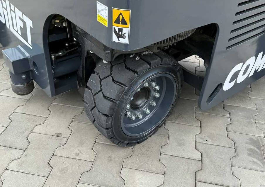 Combilift MR / ELECTRIC / TRIPLEX – 6000MM / FULL FREE LIFT / WIDE POSITIONER / FORK SIDESHIFT / ONLY 1400 HOURS / LIKE NEW - Чотириходовий річ-трак: фото 5 Combilift MR / ELECTRIC / TRIPLEX – 6000MM / FULL FREE LIFT / WIDE POSITIONER / FORK SIDESHIFT / ONLY 1400 HOURS / LIKE NEW - Чотириходовий річ-трак: фото 5