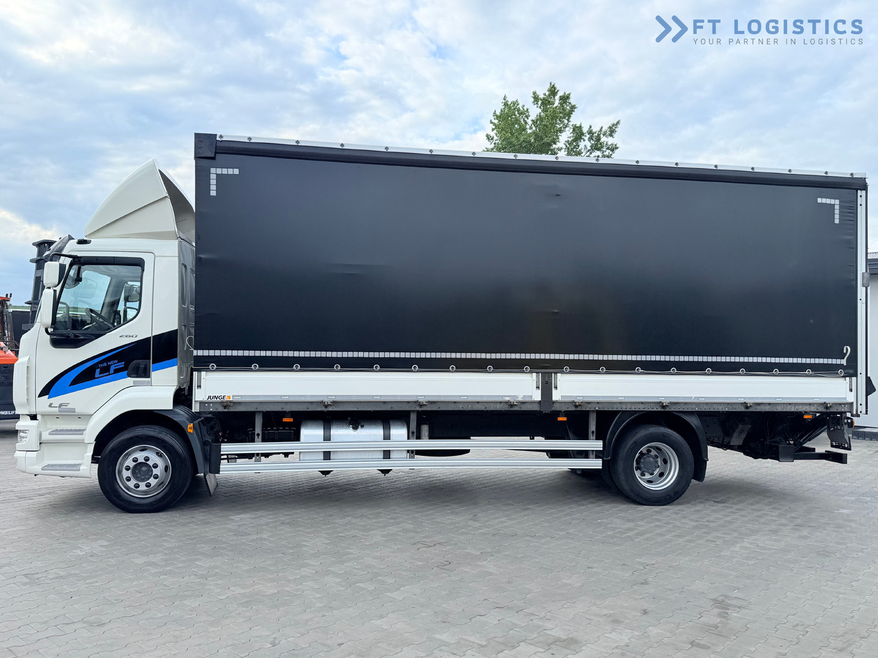 DAF LF 260 FA / AUTOMATIC / 9,255 kg PAYLOAD / 4x2 / 18 PALLETS / TAIL LIFT / SIDE BOARDS / EXCELLENT CONDITION! - Тентована вантажівка: фото 4 DAF LF 260 FA / AUTOMATIC / 9,255 kg PAYLOAD / 4x2 / 18 PALLETS / TAIL LIFT / SIDE BOARDS / EXCELLENT CONDITION! - Тентована вантажівка: фото 4