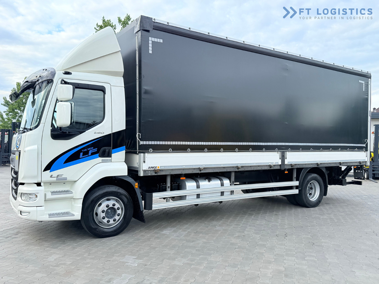 DAF LF 260 FA / AUTOMATIC / 9,255 kg PAYLOAD / 4x2 / 18 PALLETS / TAIL LIFT / SIDE BOARDS / EXCELLENT CONDITION! - Тентована вантажівка: фото 3 DAF LF 260 FA / AUTOMATIC / 9,255 kg PAYLOAD / 4x2 / 18 PALLETS / TAIL LIFT / SIDE BOARDS / EXCELLENT CONDITION! - Тентована вантажівка: фото 3
