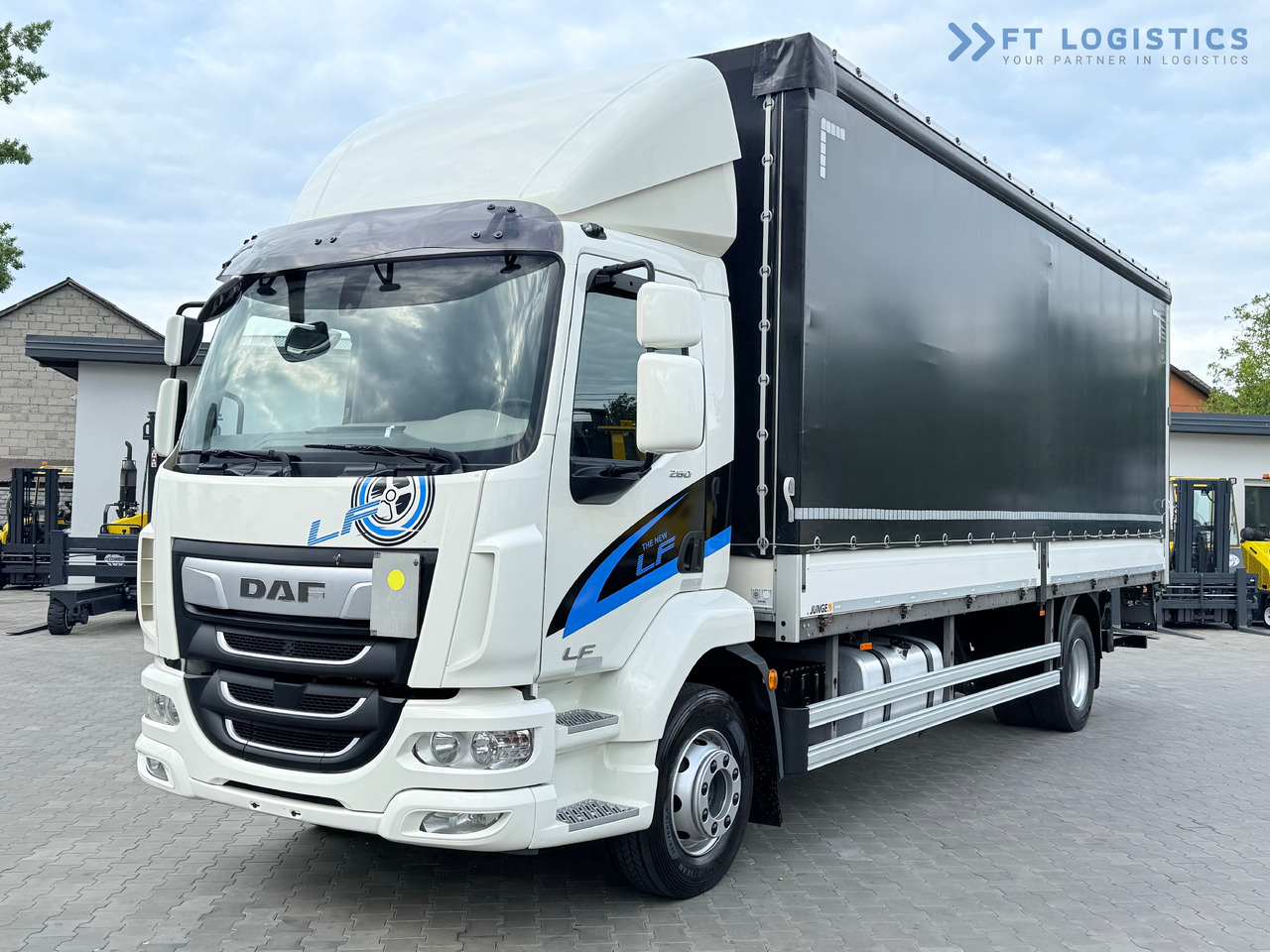 DAF LF 260 FA / AUTOMATIC / 9,255 kg PAYLOAD / 4x2 / 18 PALLETS / TAIL LIFT / SIDE BOARDS / EXCELLENT CONDITION! - Тентована вантажівка: фото 2 DAF LF 260 FA / AUTOMATIC / 9,255 kg PAYLOAD / 4x2 / 18 PALLETS / TAIL LIFT / SIDE BOARDS / EXCELLENT CONDITION! - Тентована вантажівка: фото 2