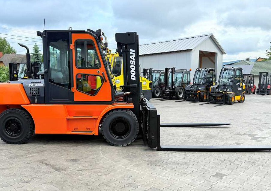 Doosan DOOSAN / DUPLEX 3000MM / SIDE SHIFT / FORK POSITIONER / 2500MM FORKS / 7000KG / CABIN / LIKE NEW - Дизельний навантажувач: фото 4 Doosan DOOSAN / DUPLEX 3000MM / SIDE SHIFT / FORK POSITIONER / 2500MM FORKS / 7000KG / CABIN / LIKE NEW - Дизельний навантажувач: фото 4