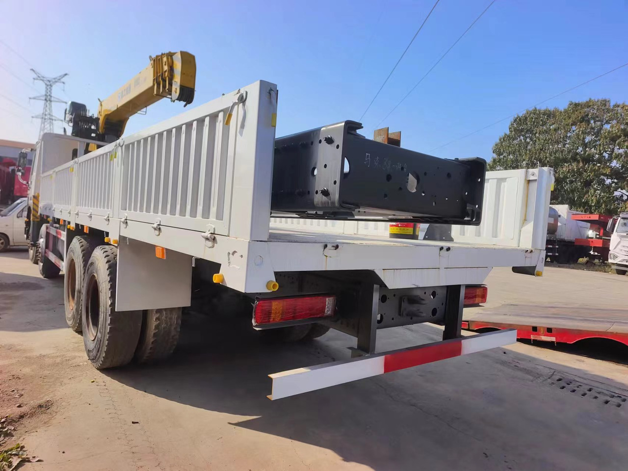 HOWO HOWO 371 chassis,10 TONS crane truck - Вантажівка з маніпулятором: фото 2 HOWO HOWO 371 chassis,10 TONS crane truck - Вантажівка з маніпулятором: фото 2