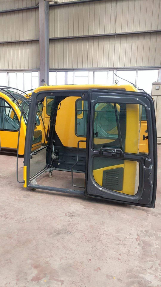 KOMATSU PC 210-8 - Кабіна в категорії Екскаватори: фото 3 KOMATSU PC 210-8 - Кабіна в категорії Екскаватори: фото 3