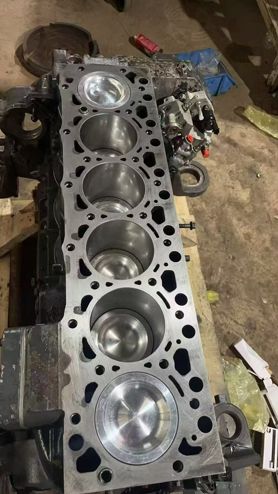 KOMATSU SAA6D107E-1 - Блок циліндрів в категорії Екскаватори: фото 1 KOMATSU SAA6D107E-1 - Блок циліндрів в категорії Екскаватори: фото 1