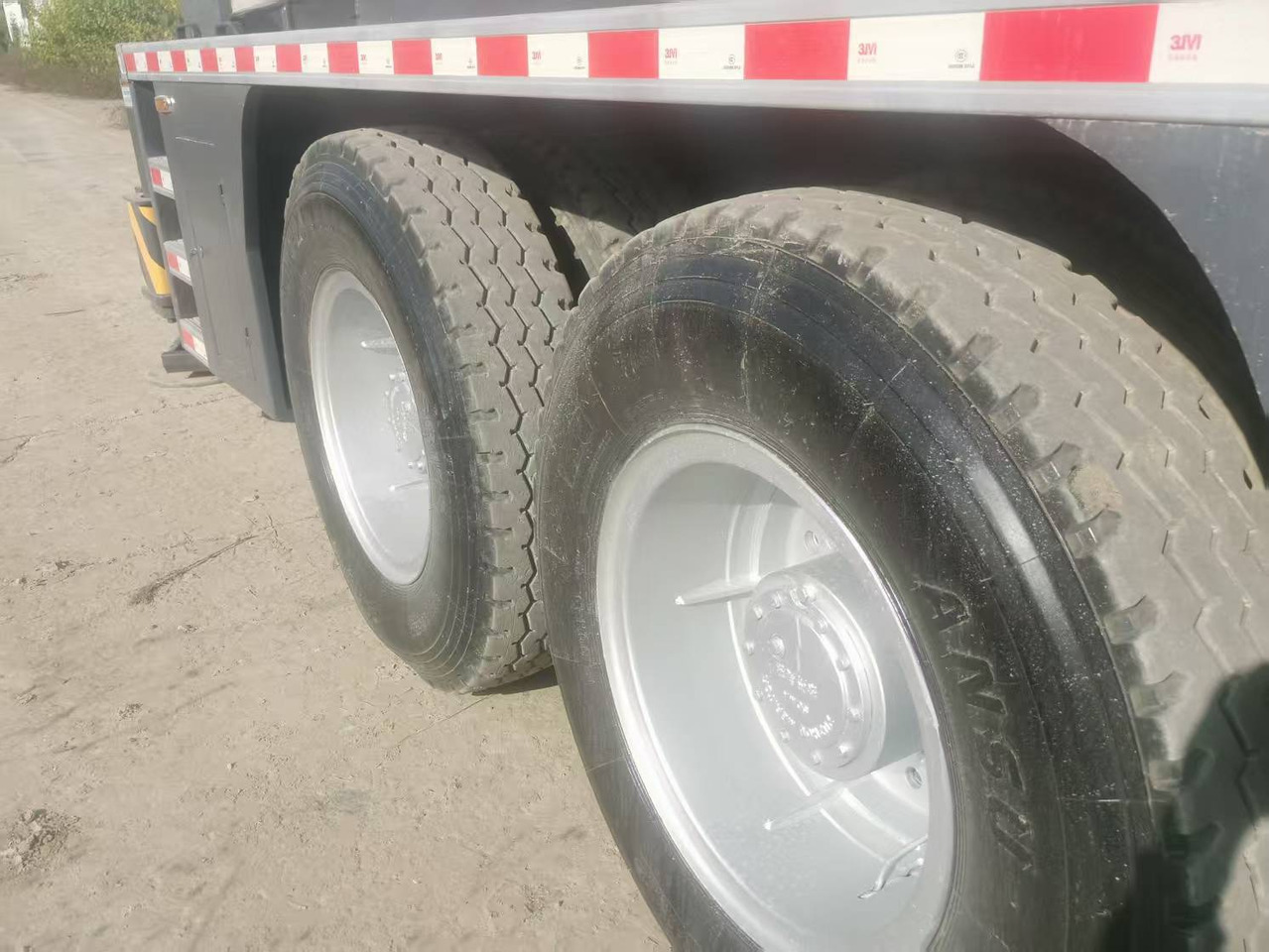 XCMG 70TONS - Вантажівка з маніпулятором: фото 3 XCMG 70TONS - Вантажівка з маніпулятором: фото 3