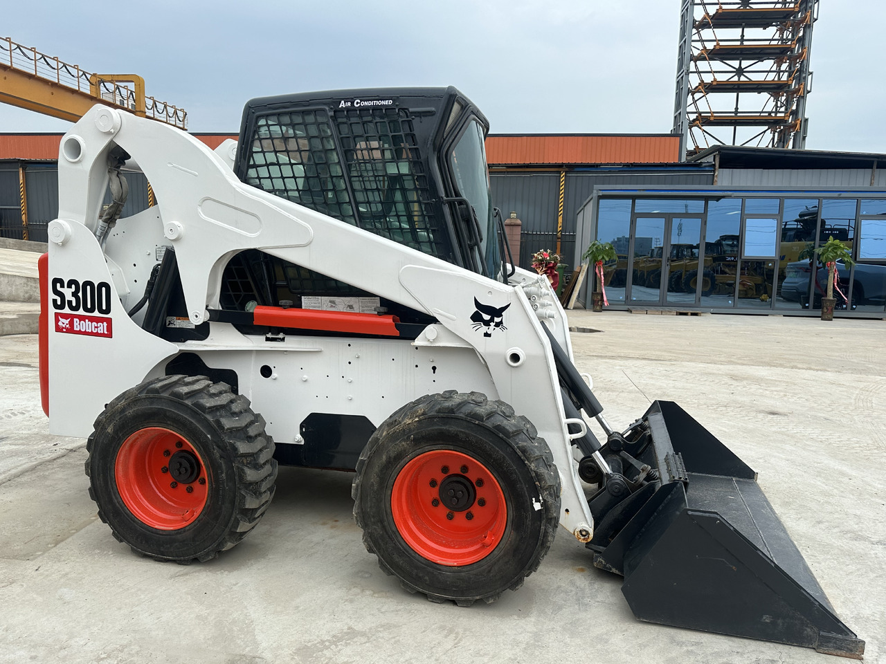 Second hand Hot sale skid-steers Bobcat S300 - Міні-навантажувач: фото 4 Second hand Hot sale skid-steers Bobcat S300 - Міні-навантажувач: фото 4