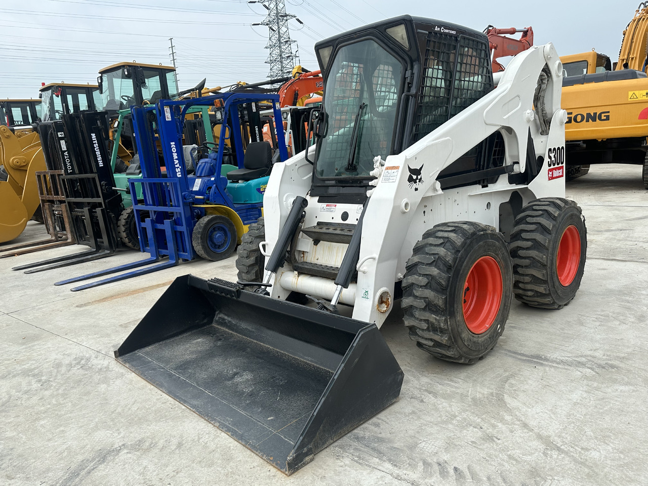 Second hand Hot sale skid-steers Bobcat S300 - Міні-навантажувач: фото 1 Second hand Hot sale skid-steers Bobcat S300 - Міні-навантажувач: фото 1