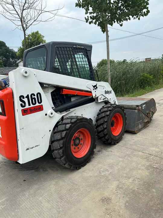 USED BOBCAT S160 Skid-steer Loader Bobcat S160 Carry Sweeper with Very Good Performance Is for Sale at a Low Price. - Міні-навантажувач: фото 4 USED BOBCAT S160 Skid-steer Loader Bobcat S160 Carry Sweeper with Very Good Performance Is for Sale at a Low Price. - Міні-навантажувач: фото 4