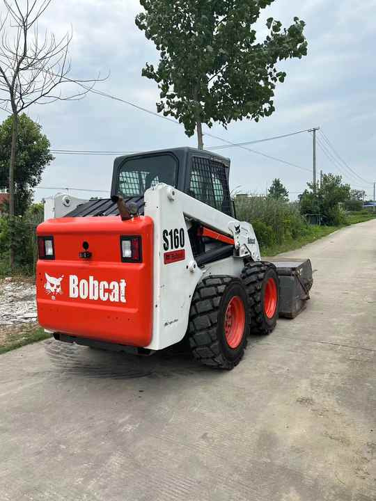 USED BOBCAT S160 Skid-steer Loader Bobcat S160 Carry Sweeper with Very Good Performance Is for Sale at a Low Price. - Міні-навантажувач: фото 5 USED BOBCAT S160 Skid-steer Loader Bobcat S160 Carry Sweeper with Very Good Performance Is for Sale at a Low Price. - Міні-навантажувач: фото 5