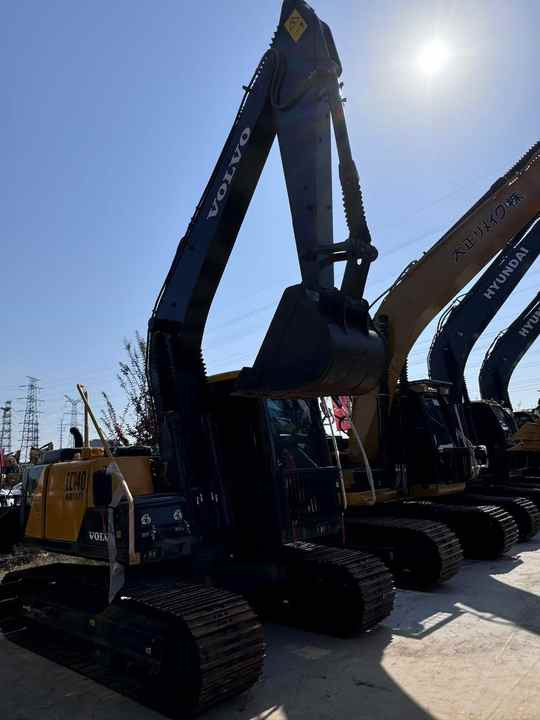 Used Volvo 14 Tonne Crawler Excavator Volvo Ec140 Excavator Good Condition Low Price Good Quality for Sale - Гусеничний екскаватор: фото 2 Used Volvo 14 Tonne Crawler Excavator Volvo Ec140 Excavator Good Condition Low Price Good Quality for Sale - Гусеничний екскаватор: фото 2