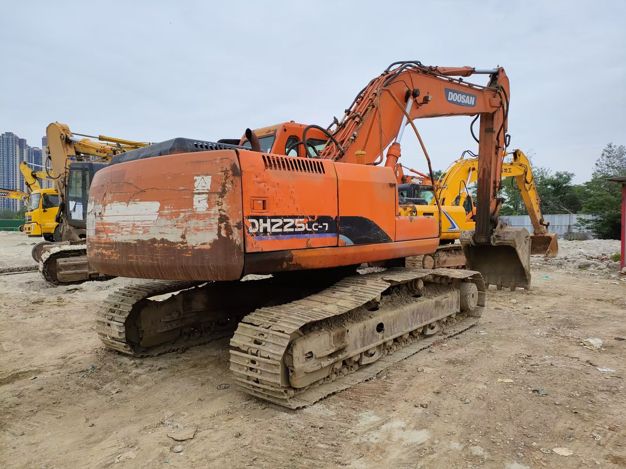 DOOSAN DH225LC-7 - Гусеничний екскаватор: фото 1 DOOSAN DH225LC-7 - Гусеничний екскаватор: фото 1