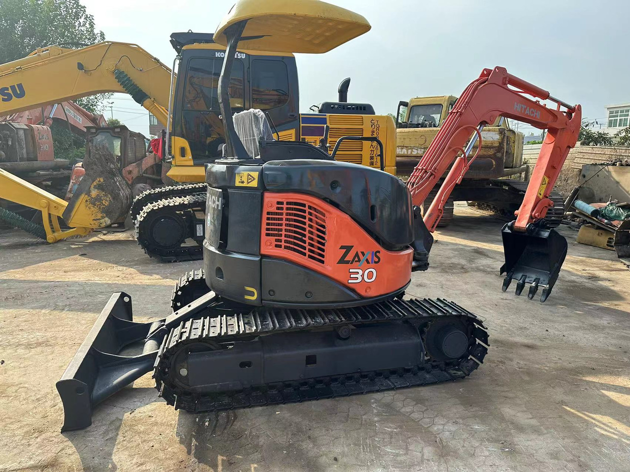 HITACHI ZX30 - Гусеничний екскаватор: фото 1 HITACHI ZX30 - Гусеничний екскаватор: фото 1