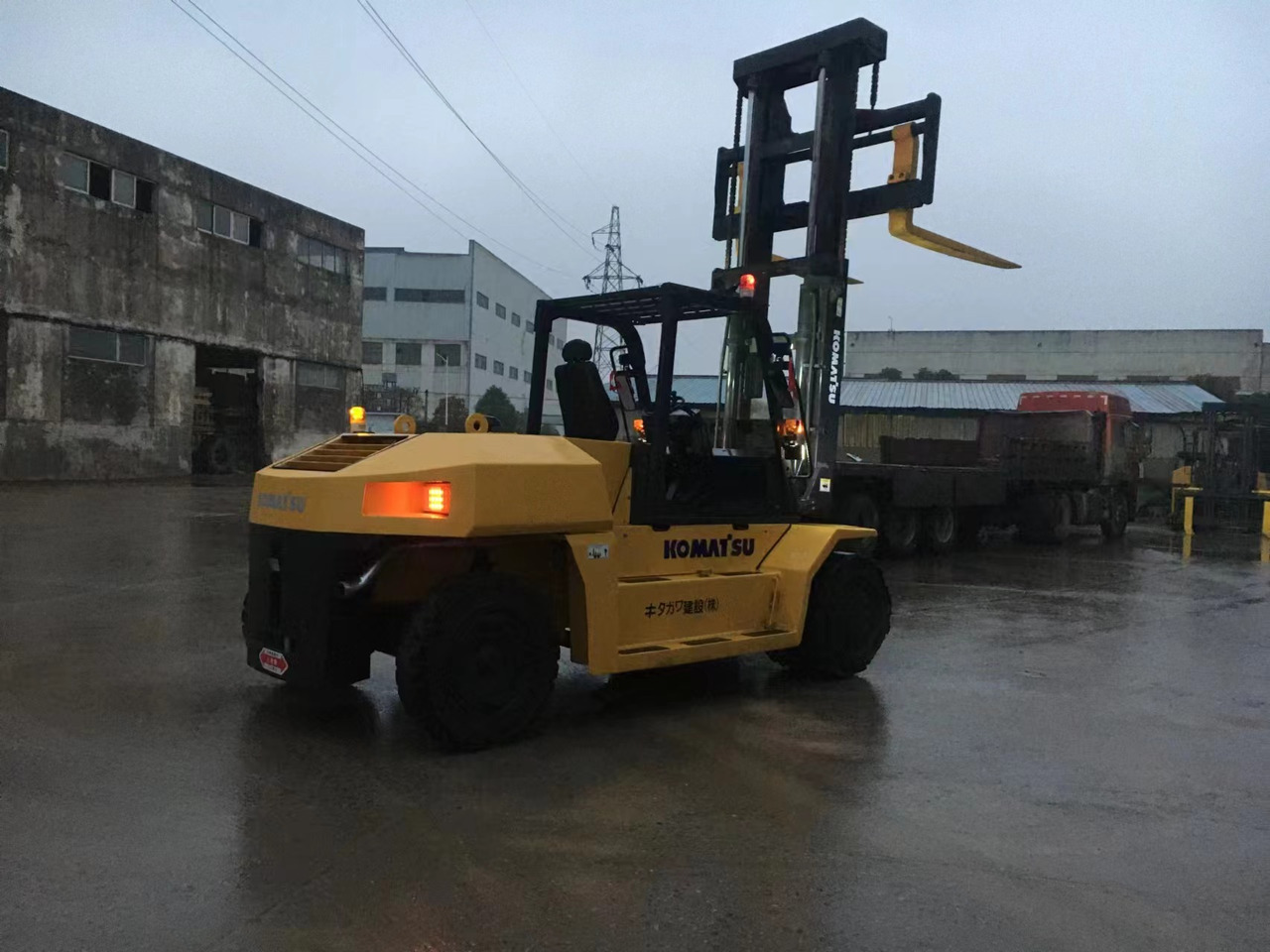 KOMATSU 15-ton - Дизельний навантажувач: фото 4 KOMATSU 15-ton - Дизельний навантажувач: фото 4