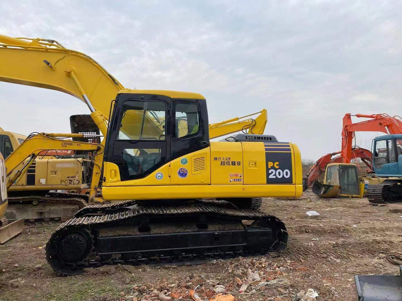 KOMATSU PC200-7 - Гусеничний екскаватор: фото 1 KOMATSU PC200-7 - Гусеничний екскаватор: фото 1