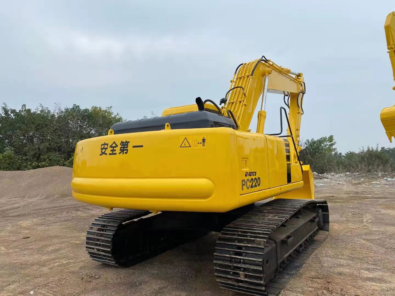 KOMATSU PC220-6 - Гусеничний екскаватор: фото 3 KOMATSU PC220-6 - Гусеничний екскаватор: фото 3