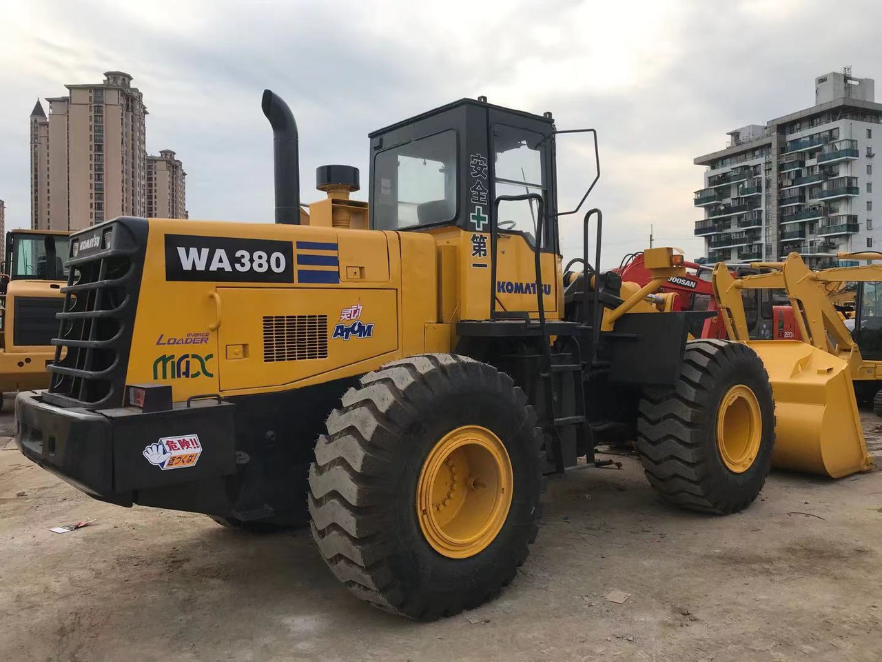 KOMATSU WA380-3 - Колісний навантажувач: фото 1 KOMATSU WA380-3 - Колісний навантажувач: фото 1