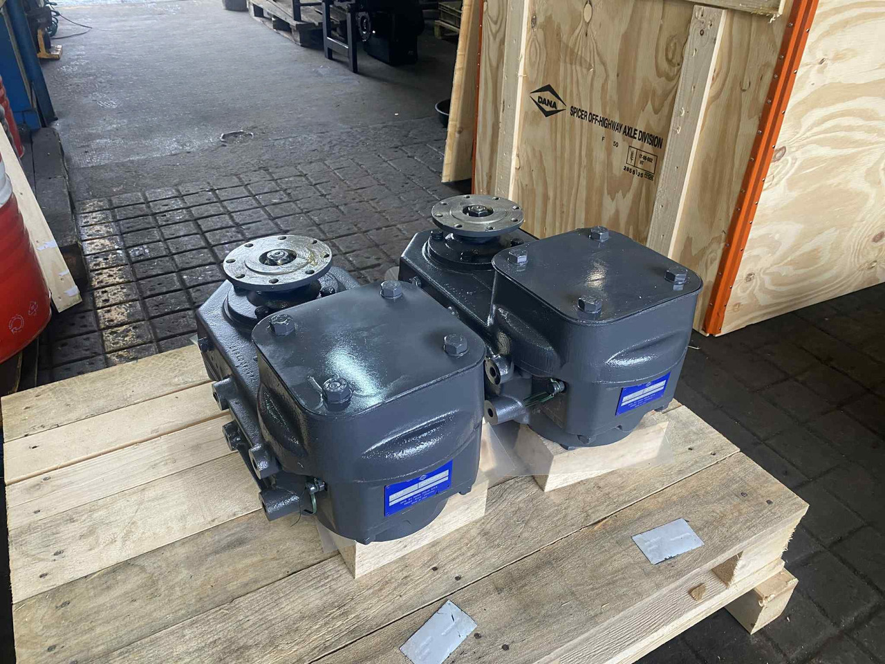 305/295 Dana Spicer - Коробка передач в категорії Будівельна техніка: фото 1 305/295 Dana Spicer - Коробка передач в категорії Будівельна техніка: фото 1