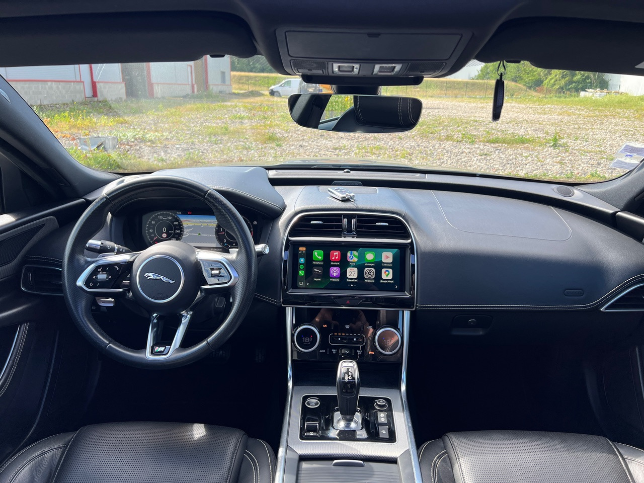 JAGUAR XE 20MY SE R-DYN. 2.0L D 180 BVA8 Cockpit PANO - Седан: фото 3 JAGUAR XE 20MY SE R-DYN. 2.0L D 180 BVA8 Cockpit PANO - Седан: фото 3