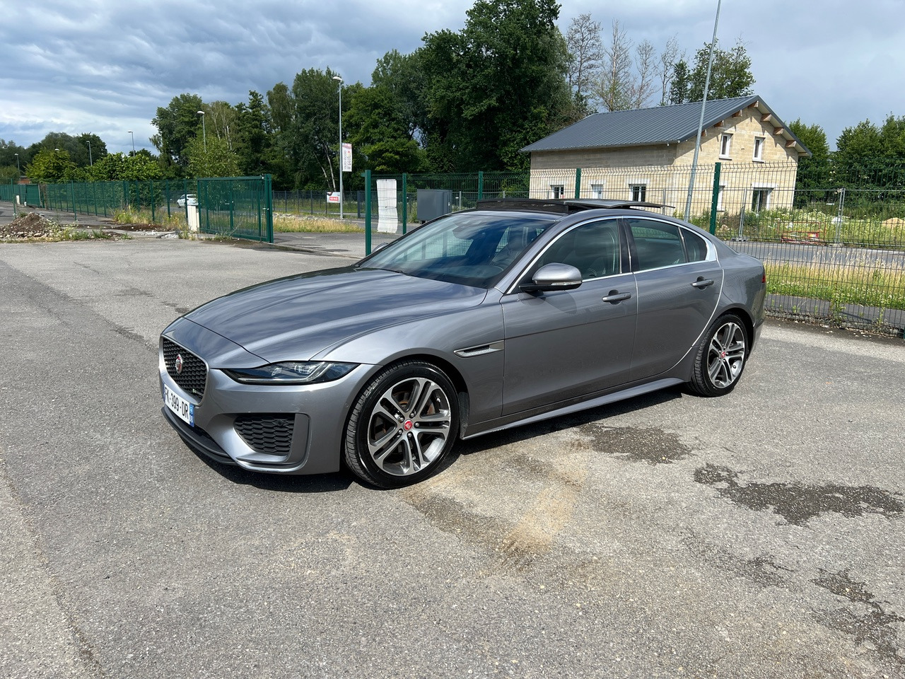 JAGUAR XE 20MY SE R-DYN. 2.0L D 180 BVA8 Cockpit PANO - Седан: фото 1 JAGUAR XE 20MY SE R-DYN. 2.0L D 180 BVA8 Cockpit PANO - Седан: фото 1