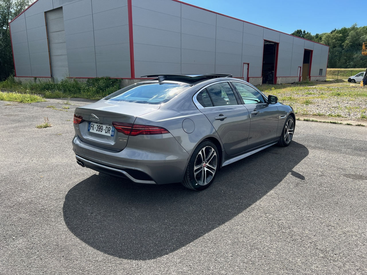 JAGUAR XE 20MY SE R-DYN. 2.0L D 180 BVA8 Cockpit PANO - Седан: фото 2 JAGUAR XE 20MY SE R-DYN. 2.0L D 180 BVA8 Cockpit PANO - Седан: фото 2
