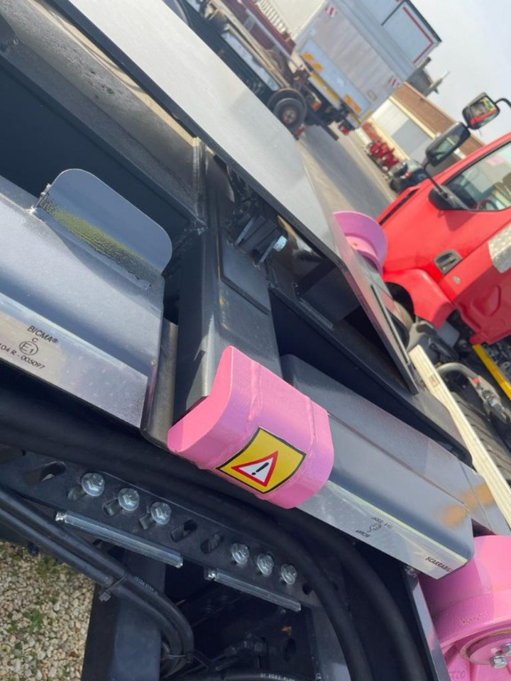 BLOCCAGGIO POSTERIORE ESTERNO - Кузов і екстер'єр в категорії Вантажівки: фото 2 BLOCCAGGIO POSTERIORE ESTERNO - Кузов і екстер'єр в категорії Вантажівки: фото 2