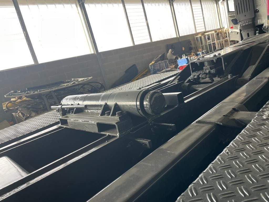 BLOCCAGGIO POSTERIORE INTERNO CON 2 PISTONI - Кузов і екстер'єр в категорії Вантажівки: фото 1 BLOCCAGGIO POSTERIORE INTERNO CON 2 PISTONI - Кузов і екстер'єр в категорії Вантажівки: фото 1