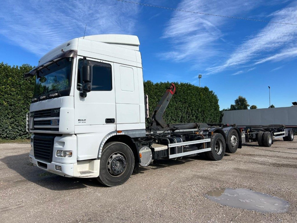 DAF XF530 SCARRABILE - Гаковий мультиліфт вантажівка: фото 1 DAF XF530 SCARRABILE - Гаковий мультиліфт вантажівка: фото 1
