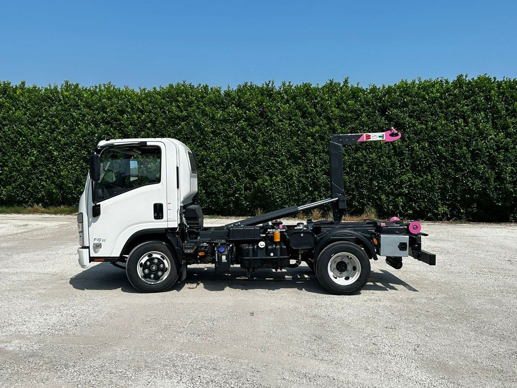 ISUZU P75 NUOVO SCARRABILE - Гаковий мультиліфт вантажівка: фото 2 ISUZU P75 NUOVO SCARRABILE - Гаковий мультиліфт вантажівка: фото 2
