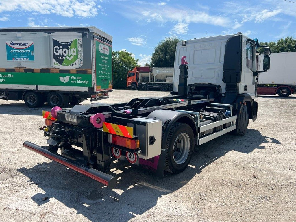 IVECO EUROCARGO 120E28 CON SCARRABILE NUOVO - Гаковий мультиліфт вантажівка: фото 5 IVECO EUROCARGO 120E28 CON SCARRABILE NUOVO - Гаковий мультиліфт вантажівка: фото 5