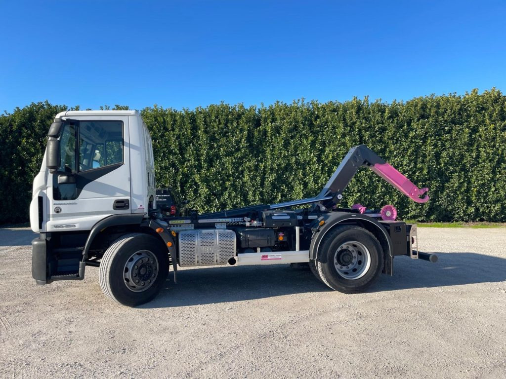 IVECO EUROCARGO 180E25 CON SCARRABILE NUOVO - Гаковий мультиліфт вантажівка: фото 3 IVECO EUROCARGO 180E25 CON SCARRABILE NUOVO - Гаковий мультиліфт вантажівка: фото 3