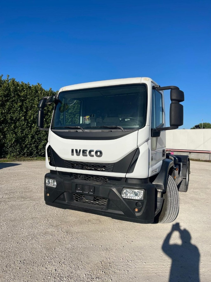 IVECO EUROCARGO 180E25 CON SCARRABILE NUOVO - Гаковий мультиліфт вантажівка: фото 1 IVECO EUROCARGO 180E25 CON SCARRABILE NUOVO - Гаковий мультиліфт вантажівка: фото 1