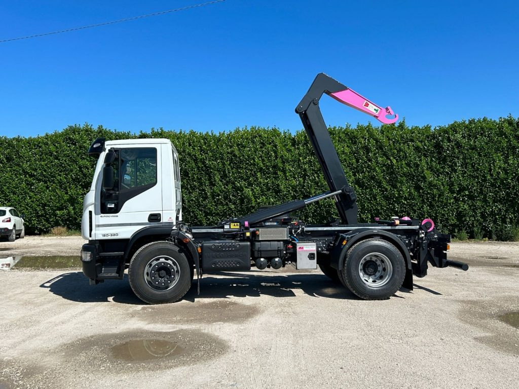 IVECO EUROCARGO 180E32K NUOVO SCARRABILE - Гаковий мультиліфт вантажівка: фото 3 IVECO EUROCARGO 180E32K NUOVO SCARRABILE - Гаковий мультиліфт вантажівка: фото 3