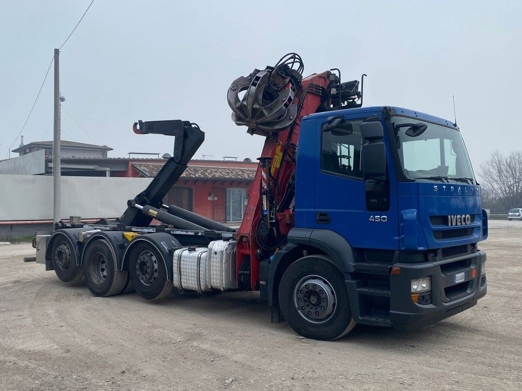 IVECO STRALIS 260.450 SCARRABILE CON GRU - Гаковий мультиліфт вантажівка: фото 1 IVECO STRALIS 260.450 SCARRABILE CON GRU - Гаковий мультиліфт вантажівка: фото 1