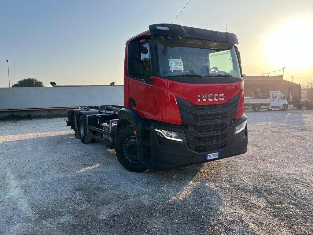 IVECO X-WAY AD260 NUOVO TARGATO SCARRABILE - Гаковий мультиліфт вантажівка: фото 2 IVECO X-WAY AD260 NUOVO TARGATO SCARRABILE - Гаковий мультиліфт вантажівка: фото 2