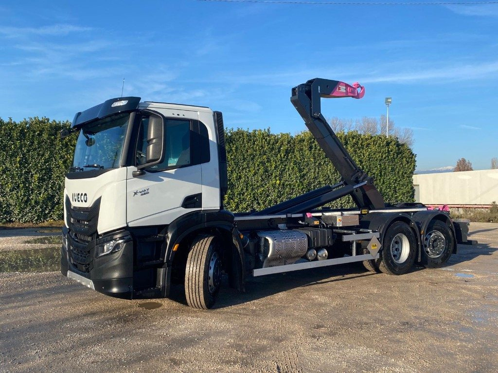 IVECO X-WAY AD280X48 NUOVO SCARRABILE PASSO 4500 - Гаковий мультиліфт вантажівка: фото 1 IVECO X-WAY AD280X48 NUOVO SCARRABILE PASSO 4500 - Гаковий мультиліфт вантажівка: фото 1