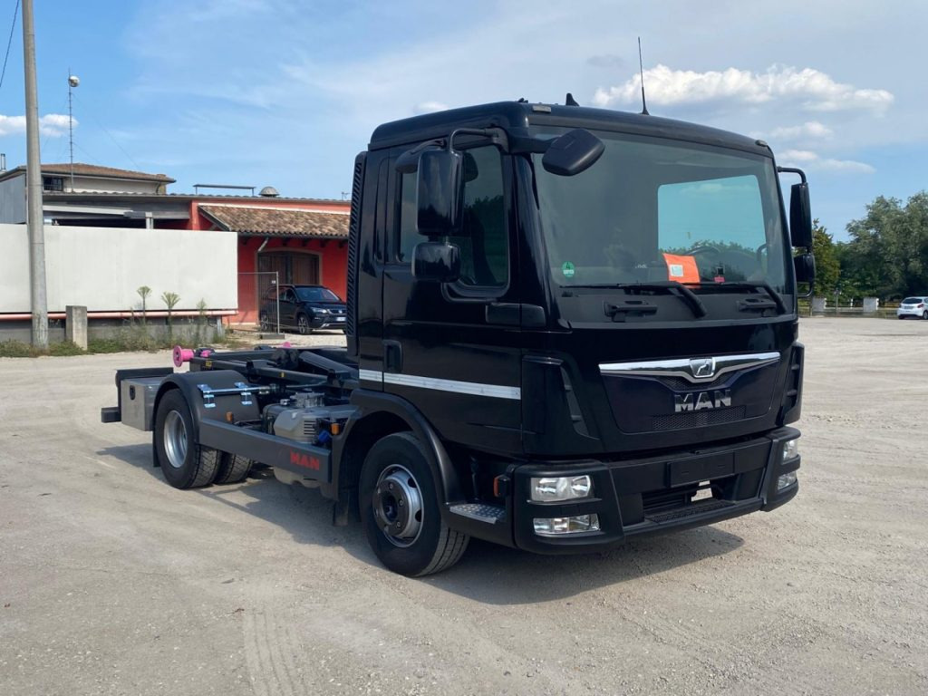 MAN TGL 12.220 CON SCARRABILE NUOVO - Гаковий мультиліфт вантажівка: фото 1 MAN TGL 12.220 CON SCARRABILE NUOVO - Гаковий мультиліфт вантажівка: фото 1