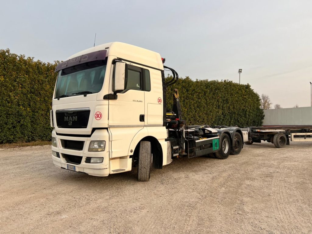 MAN TGX 26.440 SCARRABILE CON GRU - Гаковий мультиліфт вантажівка: фото 1 MAN TGX 26.440 SCARRABILE CON GRU - Гаковий мультиліфт вантажівка: фото 1