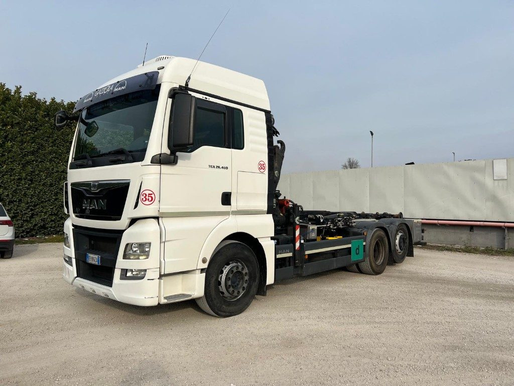 MAN TGX 26.480 SCARRABILE CON GRU DIETRO CABINA - Гаковий мультиліфт вантажівка: фото 1 MAN TGX 26.480 SCARRABILE CON GRU DIETRO CABINA - Гаковий мультиліфт вантажівка: фото 1