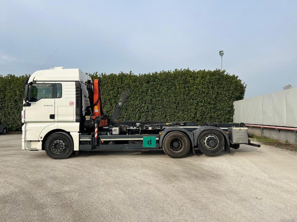 MAN TGX 26.480 SCARRABILE CON GRU DIETRO CABINA - Гаковий мультиліфт вантажівка: фото 3 MAN TGX 26.480 SCARRABILE CON GRU DIETRO CABINA - Гаковий мультиліфт вантажівка: фото 3