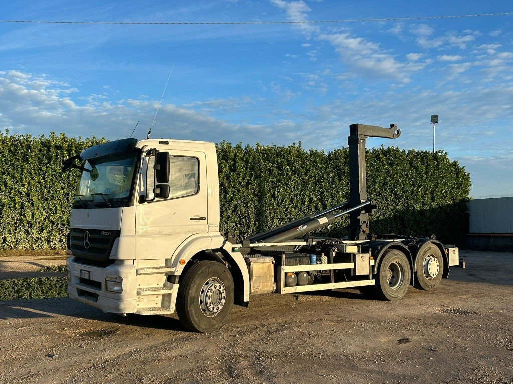 MERCEDES-BENZ MERCEDES 2533 SCARRABILE - Гаковий мультиліфт вантажівка: фото 1 MERCEDES-BENZ MERCEDES 2533 SCARRABILE - Гаковий мультиліфт вантажівка: фото 1