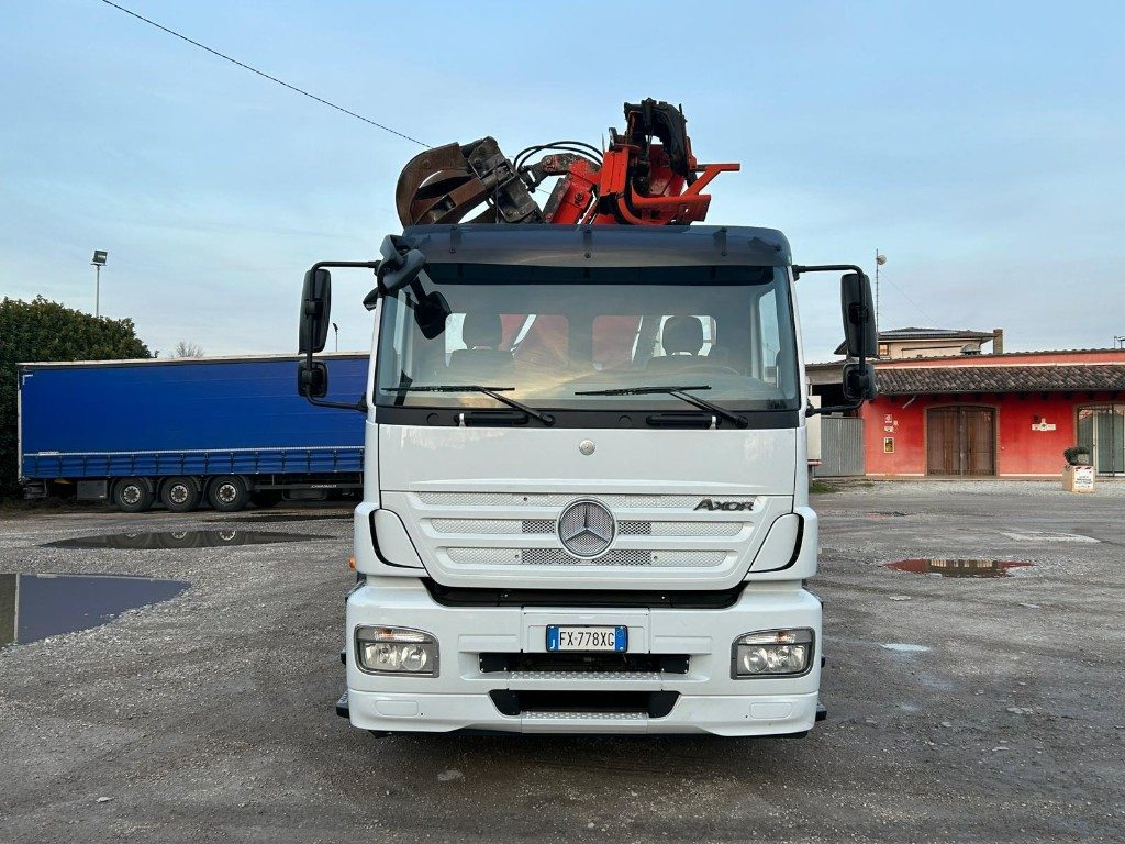 MERCEDES-BENZ MERCEDES AXOR 2533 SCARRABILE CON GRU E POLIPO - Гаковий мультиліфт вантажівка: фото 1 MERCEDES-BENZ MERCEDES AXOR 2533 SCARRABILE CON GRU E POLIPO - Гаковий мультиліфт вантажівка: фото 1
