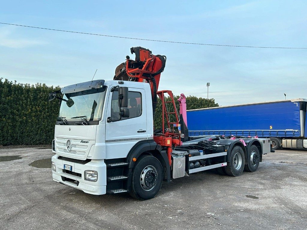 MERCEDES-BENZ MERCEDES AXOR 2533 SCARRABILE CON GRU E POLIPO - Гаковий мультиліфт вантажівка: фото 2 MERCEDES-BENZ MERCEDES AXOR 2533 SCARRABILE CON GRU E POLIPO - Гаковий мультиліфт вантажівка: фото 2