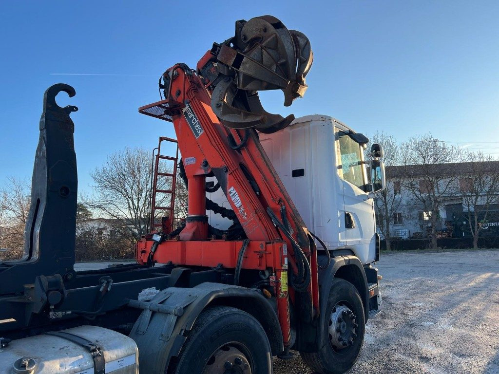 SCANIA CV R124 SCARRABILE CON GRU E POLIPO - Гаковий мультиліфт вантажівка, Вантажівка з маніпулятором: фото 5 SCANIA CV R124 SCARRABILE CON GRU E POLIPO - Гаковий мультиліфт вантажівка, Вантажівка з маніпулятором: фото 5