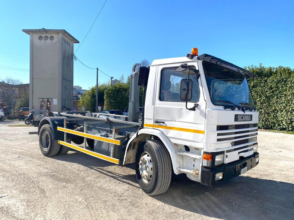 SCANIA H82 SCARRABILE BALESTRATO ANTERIORE E POSTE - Гаковий мультиліфт вантажівка: фото 1 SCANIA H82 SCARRABILE BALESTRATO ANTERIORE E POSTE - Гаковий мультиліфт вантажівка: фото 1