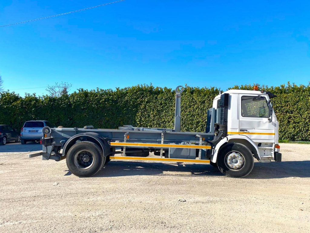 SCANIA H82 SCARRABILE BALESTRATO ANTERIORE E POSTE - Гаковий мультиліфт вантажівка: фото 2 SCANIA H82 SCARRABILE BALESTRATO ANTERIORE E POSTE - Гаковий мультиліфт вантажівка: фото 2